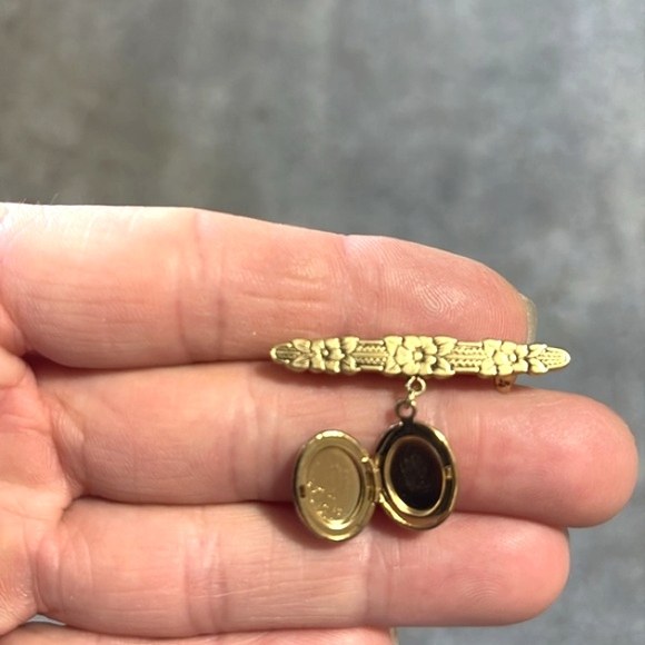 VINTAGE GOLD-TONE LOT OF FIVE BROOCHES - Picture 8 of 9